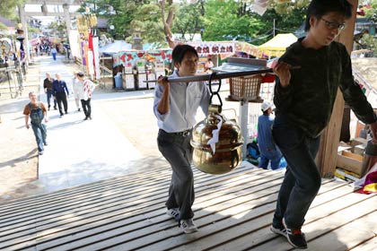 ぴかぴかに磨き上げた鈴とできたての鈴緒を八幡宮拝殿へ