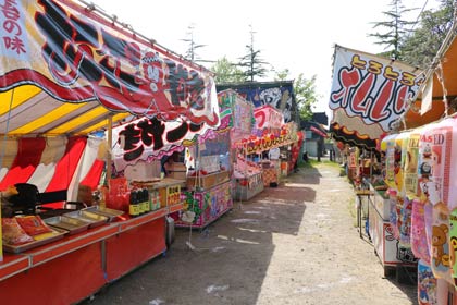 境内にぎっしり並んだ露店