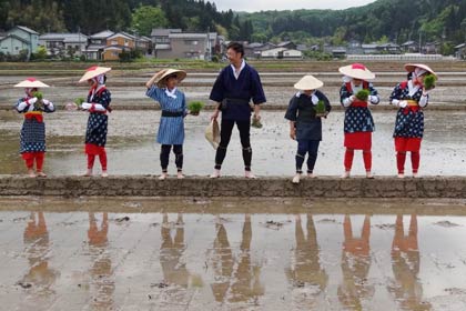 あぜ道に並んでいよいよ田植えに