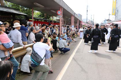 沿道を埋める大勢の観客
