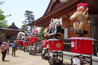 八幡宮境内で行われた三条まつり傘鉾コンクール