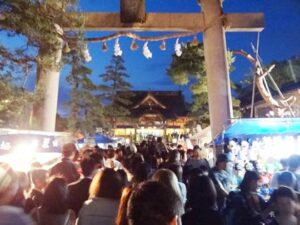 八幡宮の春季例大祭の宵宮でにぎわう境内