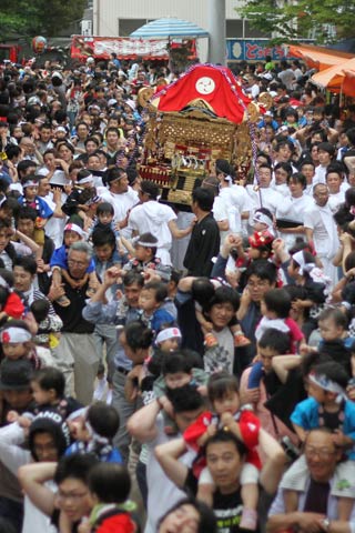 三条祭りの舞い込み、子どもを肩車した参拝者であふれる境内