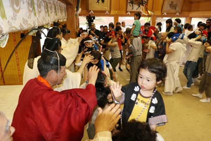 拝殿で藤崎宮司をはじめ神官から頭をなでてもらう子どもたち