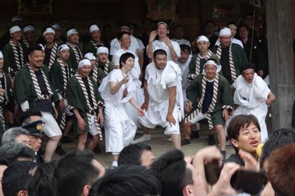  神輿を迎え撃つ奴や白丁