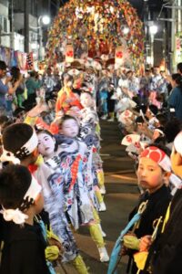 大通りで宵宮で最後の踊りを披露する木場小路万灯組