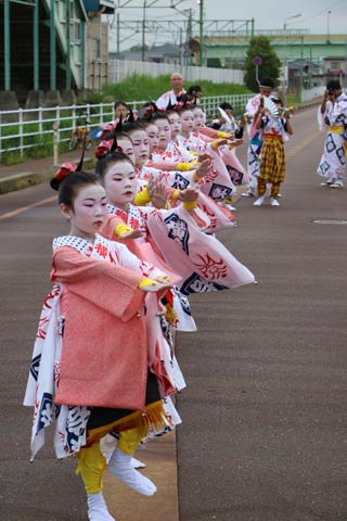 中央通三丁目集会所前で横町万灯組の踊り
