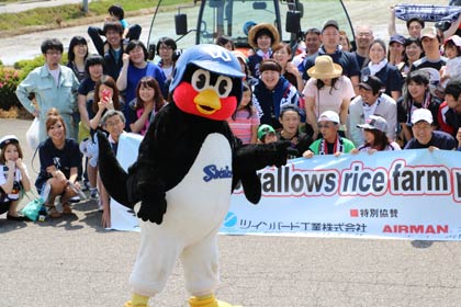 つば九郎と記念撮影
