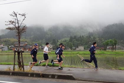 三条立第三中学校の第21回チャレンジウォーク、霧がかかる下田地区を走る
