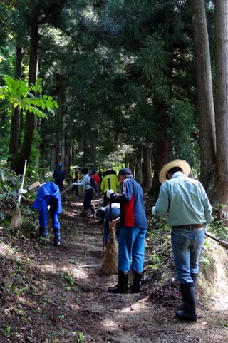 20日から「越後三条・高城ヒメサユリ祭り」を前に行われた安全祈願祭と登山道の整備