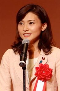 結婚を発表した金子氏、10日の三条市合併10周年記念式典で祝辞を述べる