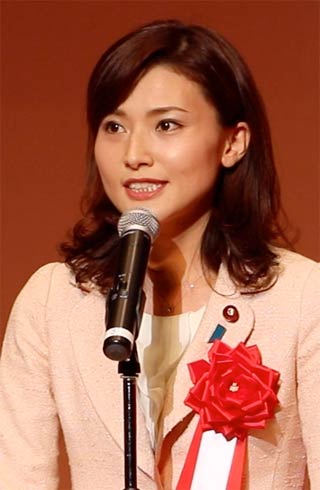 結婚を発表した金子氏、10日の三条市合併10周年記念式典で祝辞を述べる