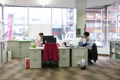  対応に追われる三条事務所