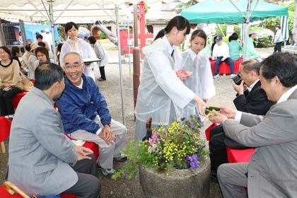  燕市・吉田地区まちづくり協議会が天満宮で開いた春の「ふだん着でお茶を楽しむ会」