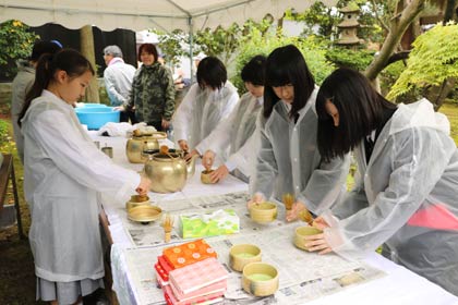茶をたてる生徒