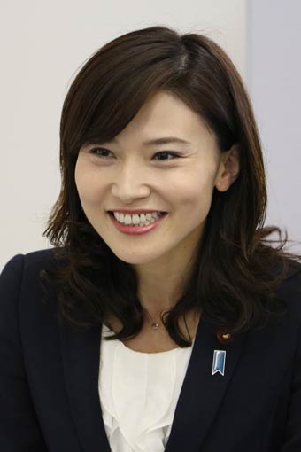 結婚で会見する金子恵美衆院議員