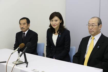  左は金子めぐみ連合後援会の吉沢浩志会長、右は自民党新潟県第四選挙区支部支部長代行の早川吉秀県議