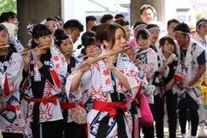 横町万灯組と共演する本宮さん
