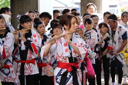 横町万灯組と共演する本宮さん