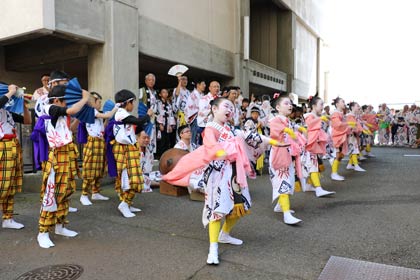 本宮さんもフルートで加わった「伊勢音頭」の演奏にあわせて踊る