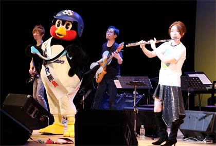 アンコールのステージ上で本宮さんと共演するつば九郎