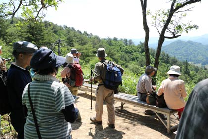 休憩する登山客でにぎやかなビューポイント「はじめの眺め」