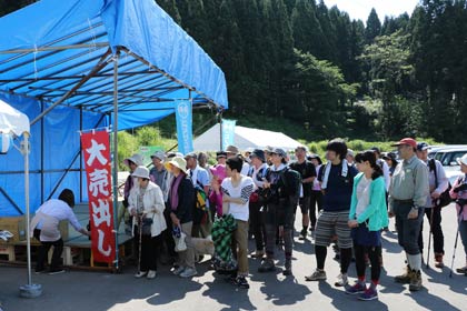 おにぎりのプレゼントを待つ登山客