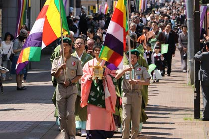 真宗大谷派三条教区・三条別院の宗祖親鸞聖人七百五十回御遠忌法要の最終日24日に行われた約270人による行列