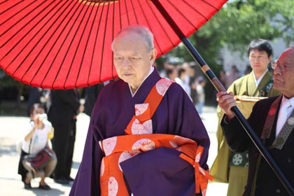 大谷暢顯門首が入堂して行列を締めくくる