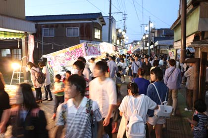 24、25日と行われている吉田天満宮の大祭で通りに並んだ露店