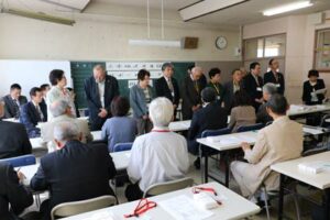 三条地区更生保護サポートセンターの開所式、黒板前に並んだ企画調整保護司に任命された11人