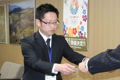  鈴木燕市長から辞令を受ける伊藤さん
