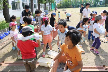 PTAの花植えで作業する児童