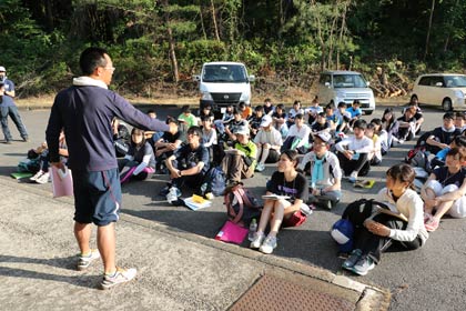 「寺小屋つばさ100km徒歩の旅」の第4回学生スタッフ研修、25.3kmを試歩して燕市国上勤労者体育センターに到着