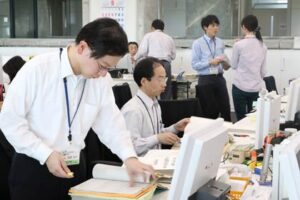 予定より5日早くクールビズをスタートした燕市役所