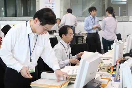 予定より5日早くクールビズをスタートした燕市役所