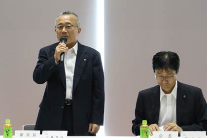 平成27年度第1回燕・弥彦地域公共交通会議で鈴木市長(右)と小林弥彦村長もノーネクタイで出席