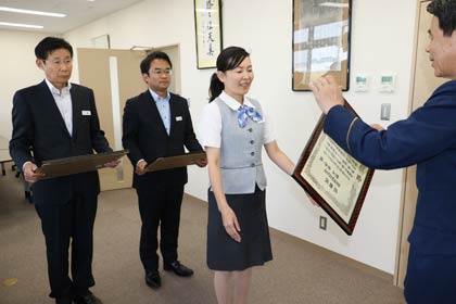 左から協栄信用組合仲町支店の橋本支店長、岡田次長、野上主任