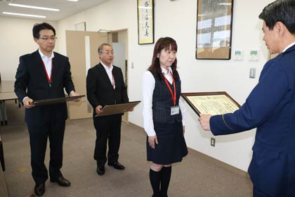 左から新潟県信用組合吉田北支店の青木支店長、上田支店長代理、大森預金係長