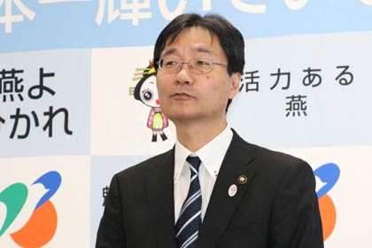 定例記者会見を行う鈴木燕市長