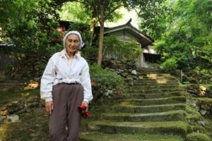 旧湯田上温泉街の「湯のまち巡り」で茶会が開かれる空き寺になった尼寺「華蔵院」とその手入れを続ける相沢さん