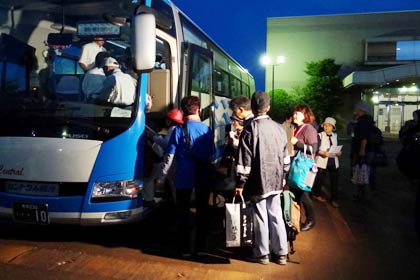 三条市の一時帰宅支援バスに乗り込むボランティア