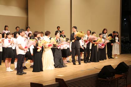 フィナーレで「笑顔を忘れないで」を全員合唱