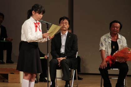 可奈子さんへの思いを話す燕南小6年吉沢音愛さん