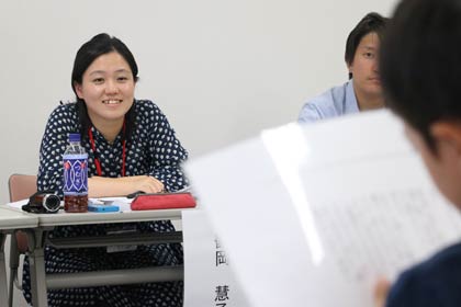 子役のオーディションに目を細める監督の鶴岡慧子さん