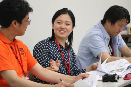 監督の鶴岡さんと石黒理事長、知野副理事長が審査員