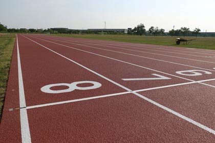 待望の全天候化に改修された三条・燕総合グラウンドの陸上競技場