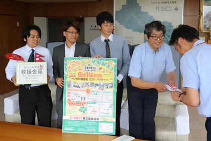 右から国定市長、三条マルシェ実行委員会の小松実行委員長、副実行委員長の高橋さん、結城さん、今井さん
