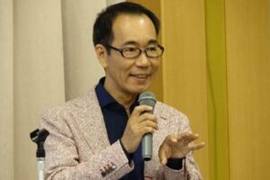 県央地区環境保全協議会総会の記念講演会で講演する「里山十帖」のオーナー岩佐十良氏