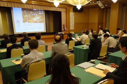 記念講演会を約50人が聴講